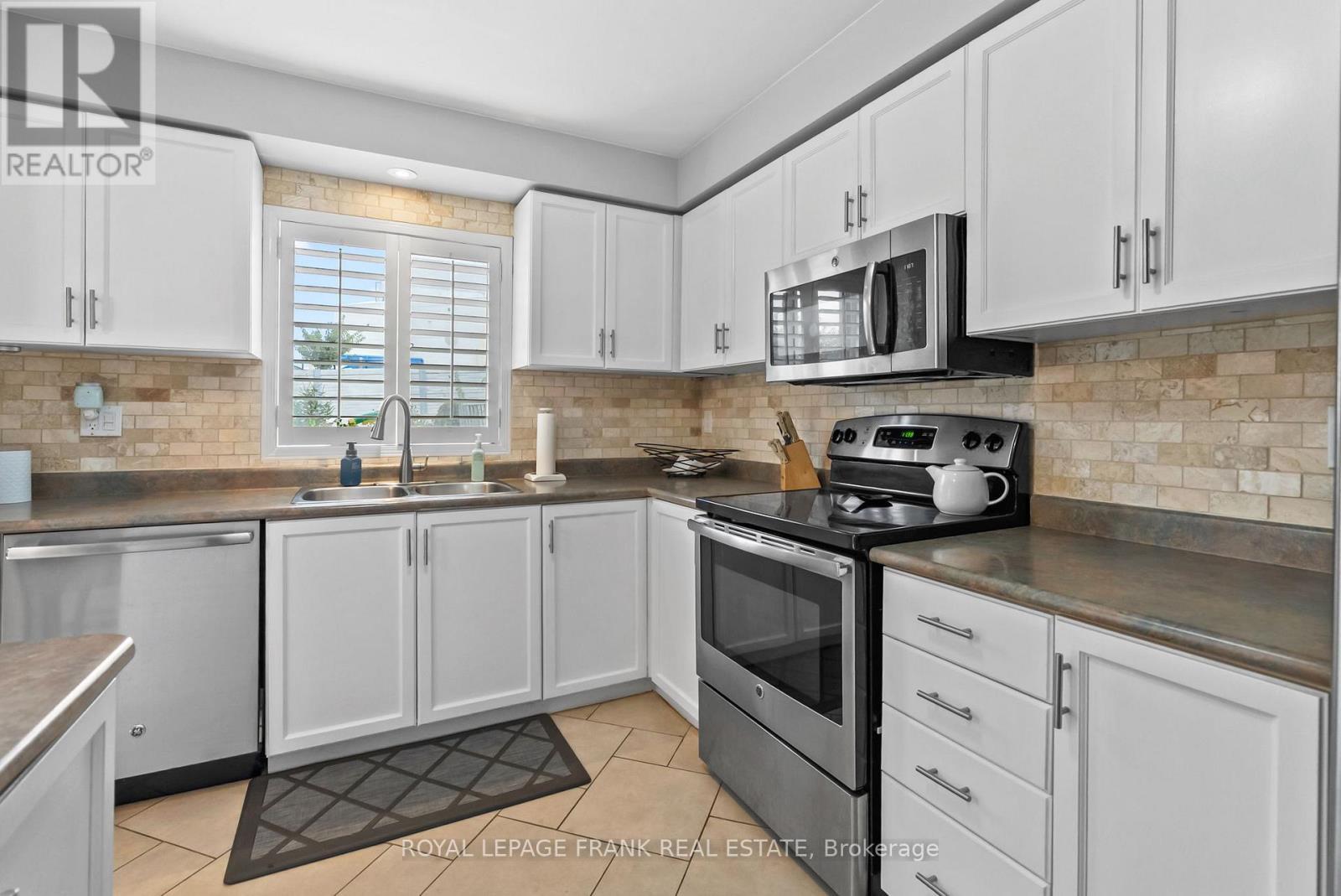 












24 INGOLD LANE

,
Ajax (Central),




Ontario
L1Z1K3

