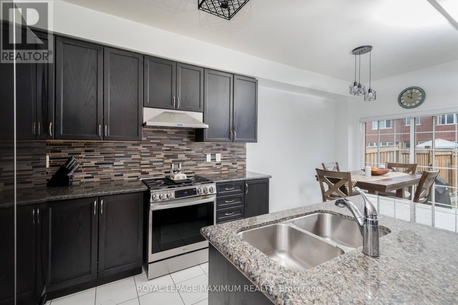 












1518 FARROW CRESCENT

,
Innisfil,




Ontario
L9S0L6

