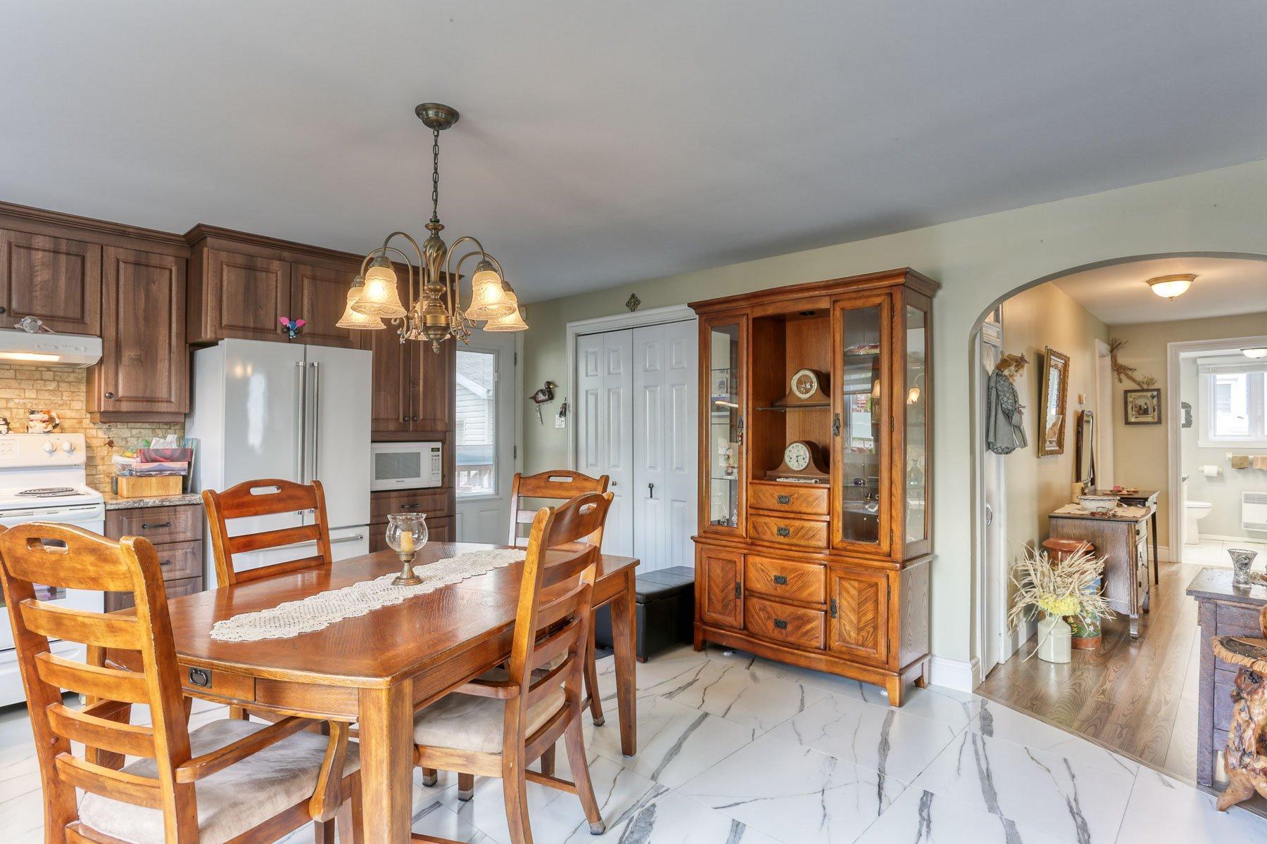 









755

 - 757


Rue du Marie-Louise

,
Shawinigan,




QC
G9P2H1

