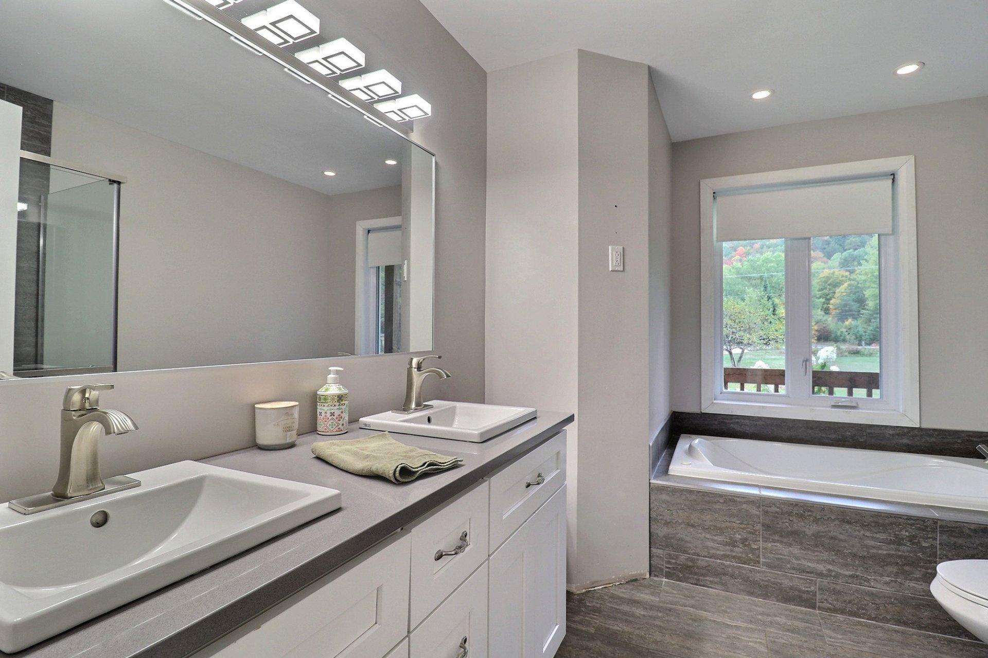 









672


Ch. du Poisson-Blanc

,
Denholm,




QC
J8N9E9

