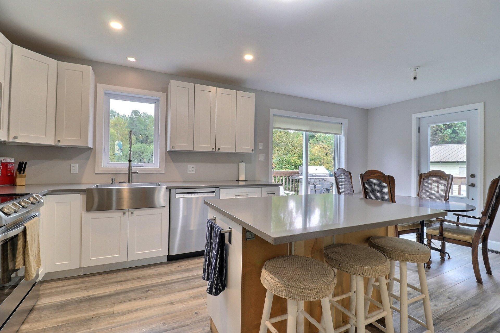 









672


Ch. du Poisson-Blanc

,
Denholm,




QC
J8N9E9

