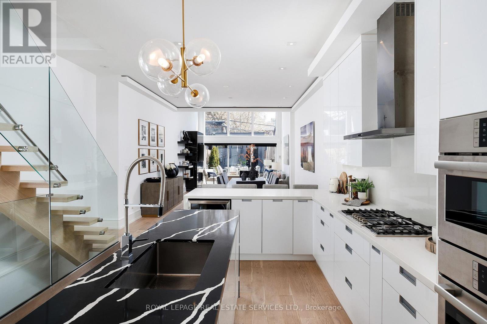 












121 MARKHAM STREET

,
Toronto,




Ontario
M6J2G4

