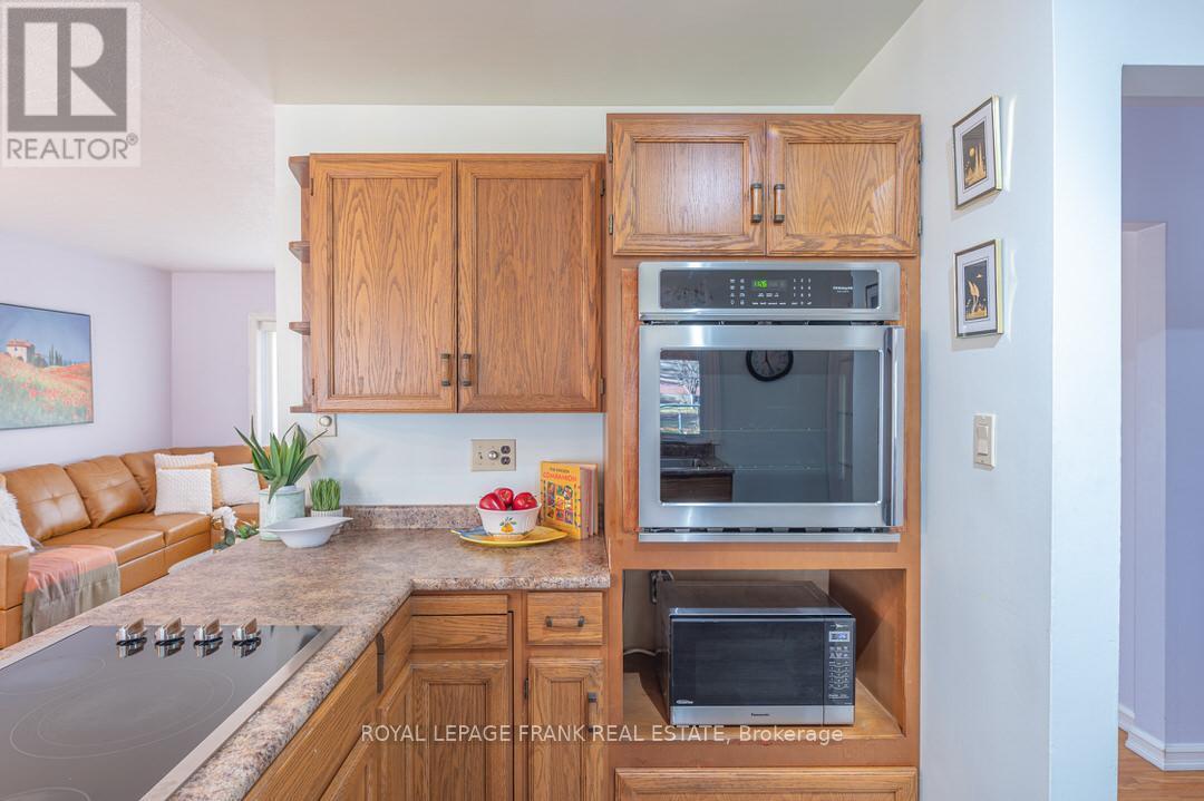 












872 WESTERN AVENUE

,
Peterborough (Otonabee Ward 1),




Ontario
K9J5V9

