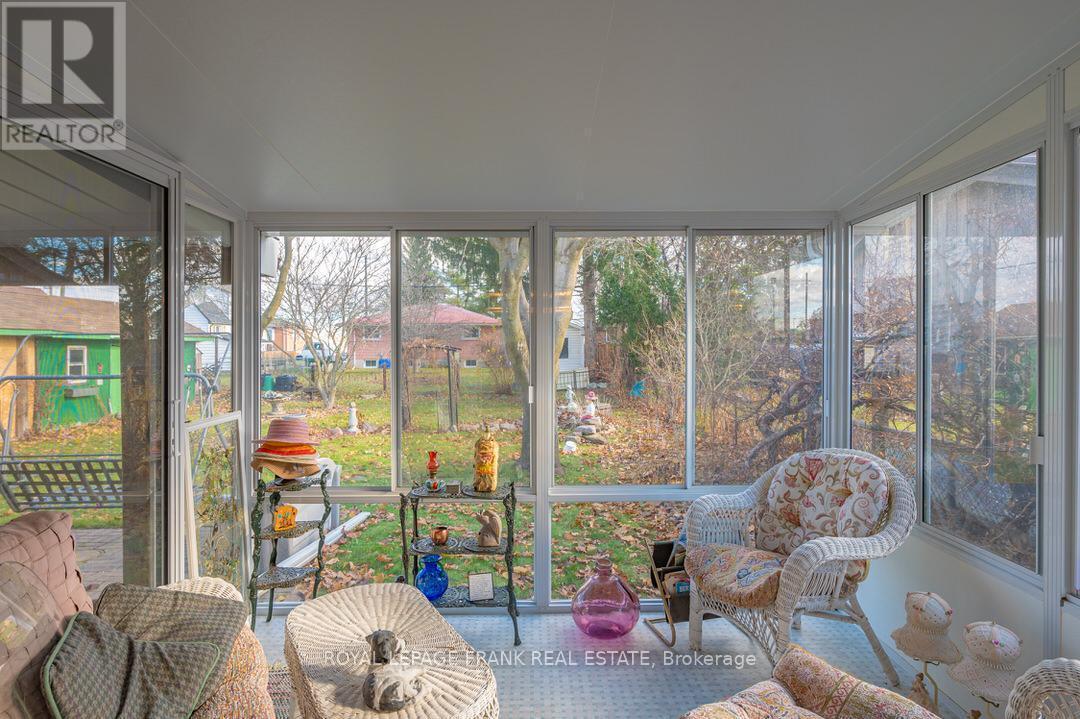












872 WESTERN AVENUE

,
Peterborough (Otonabee Ward 1),




Ontario
K9J5V9


