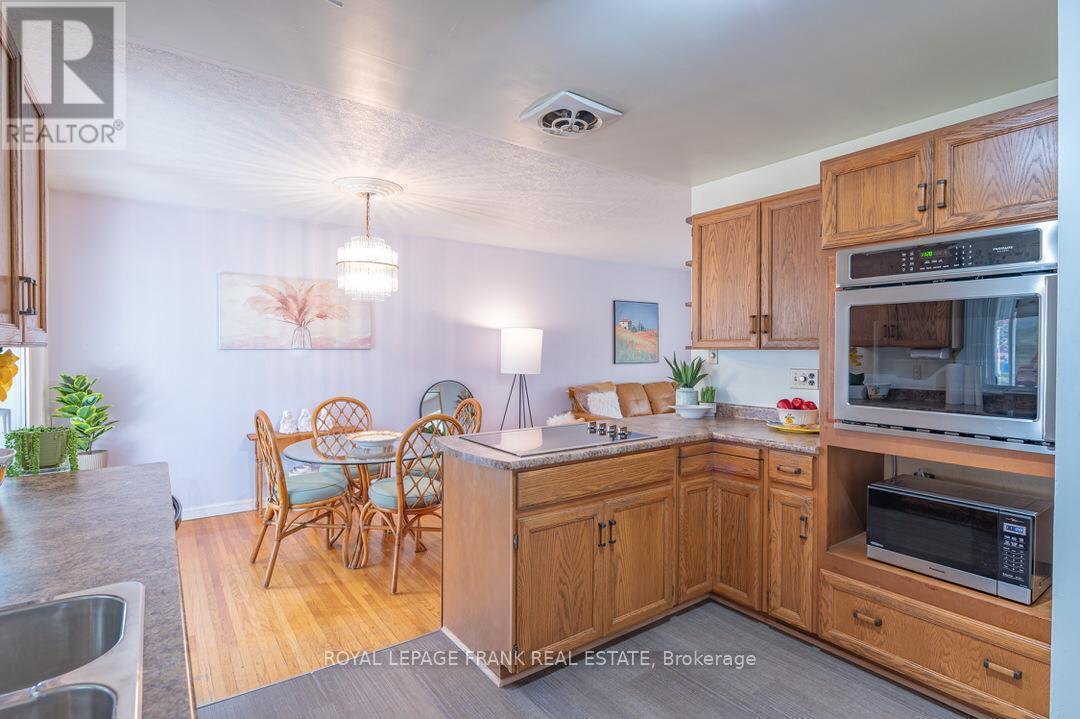 












872 WESTERN AVENUE

,
Peterborough (Otonabee Ward 1),




Ontario
K9J5V9

