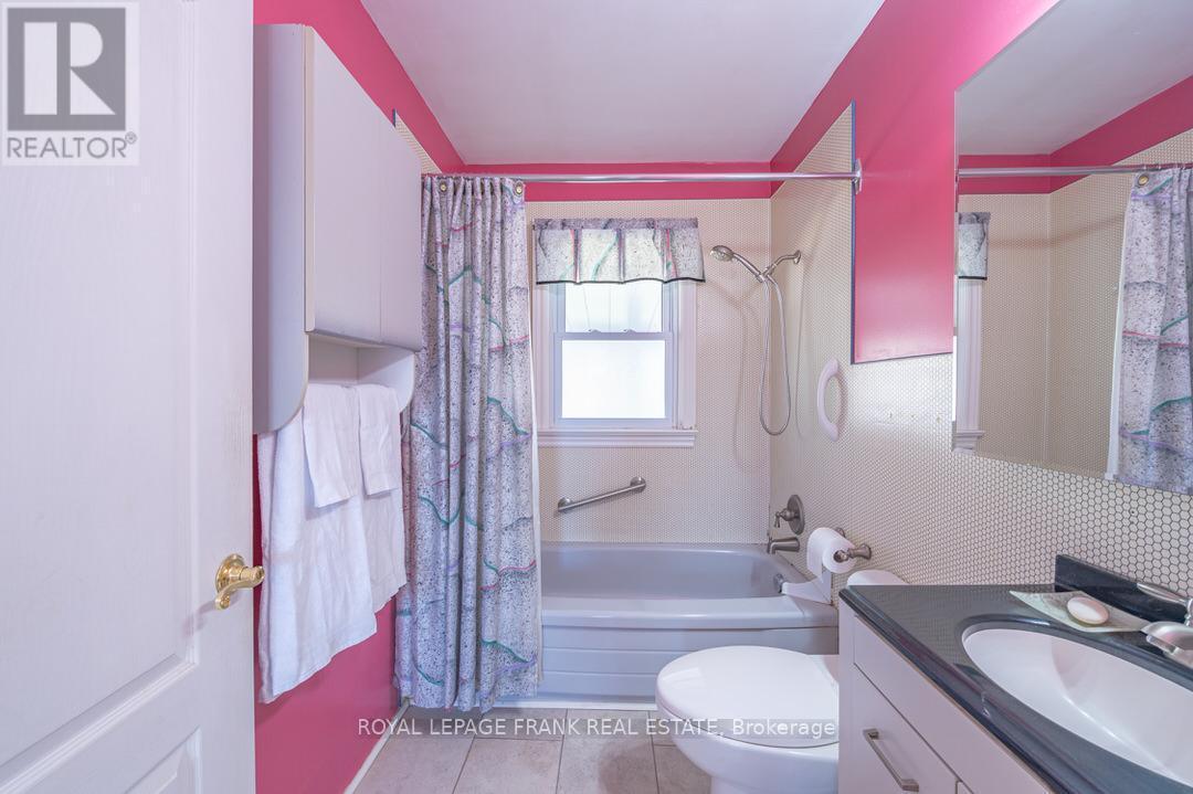 












872 WESTERN AVENUE

,
Peterborough (Otonabee Ward 1),




Ontario
K9J5V9

