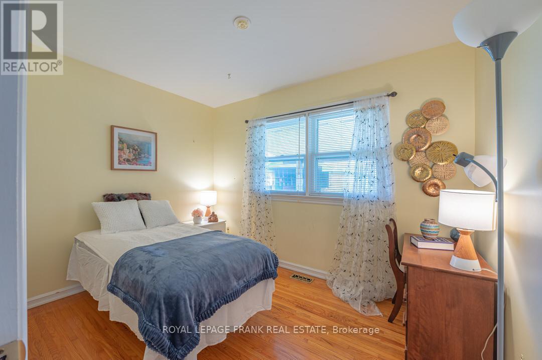 












872 WESTERN AVENUE

,
Peterborough (Otonabee Ward 1),




Ontario
K9J5V9

