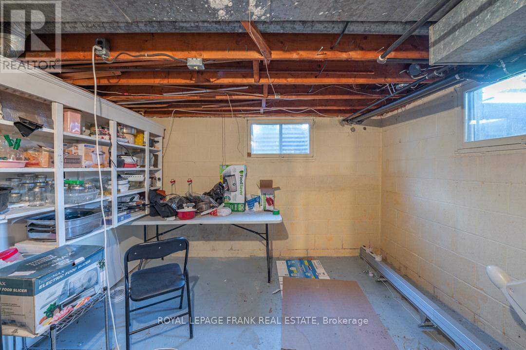 












872 WESTERN AVENUE

,
Peterborough (Otonabee Ward 1),




Ontario
K9J5V9

