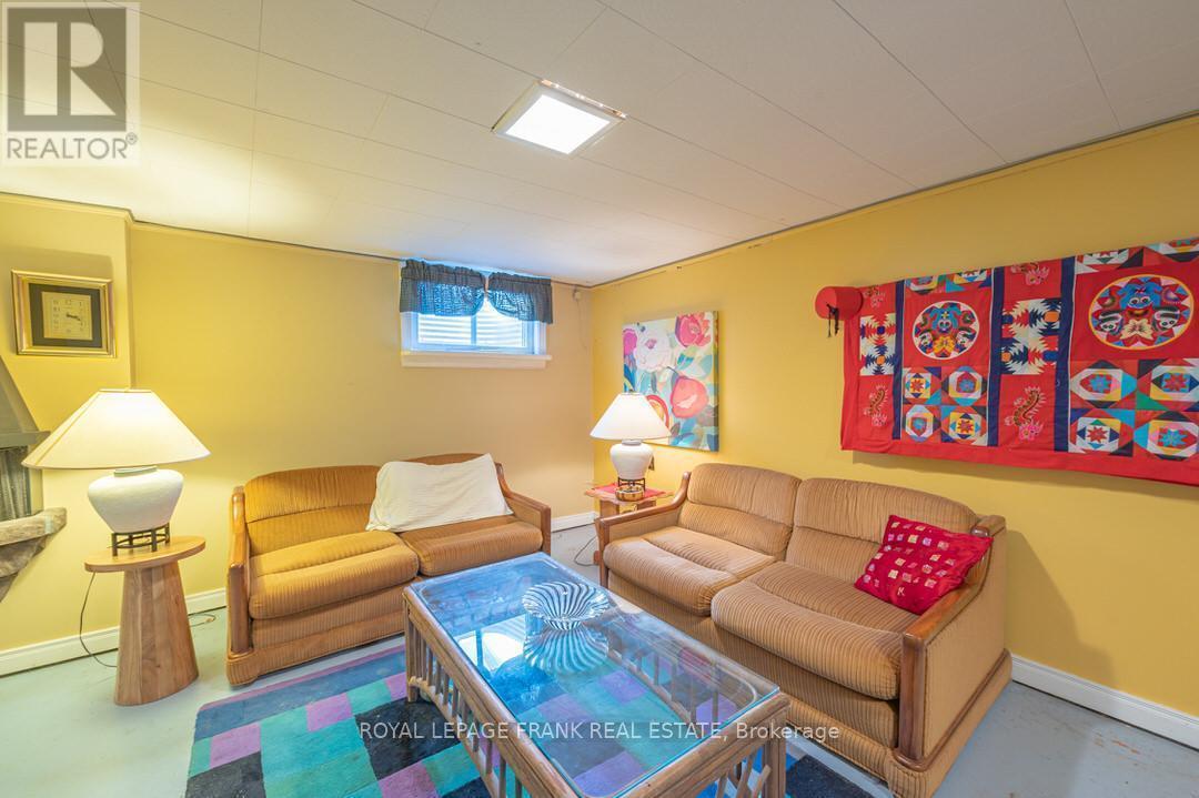 












872 WESTERN AVENUE

,
Peterborough (Otonabee Ward 1),




Ontario
K9J5V9

