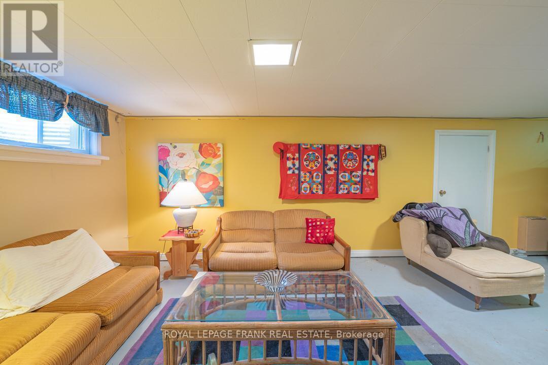 












872 WESTERN AVENUE

,
Peterborough (Otonabee Ward 1),




Ontario
K9J5V9


