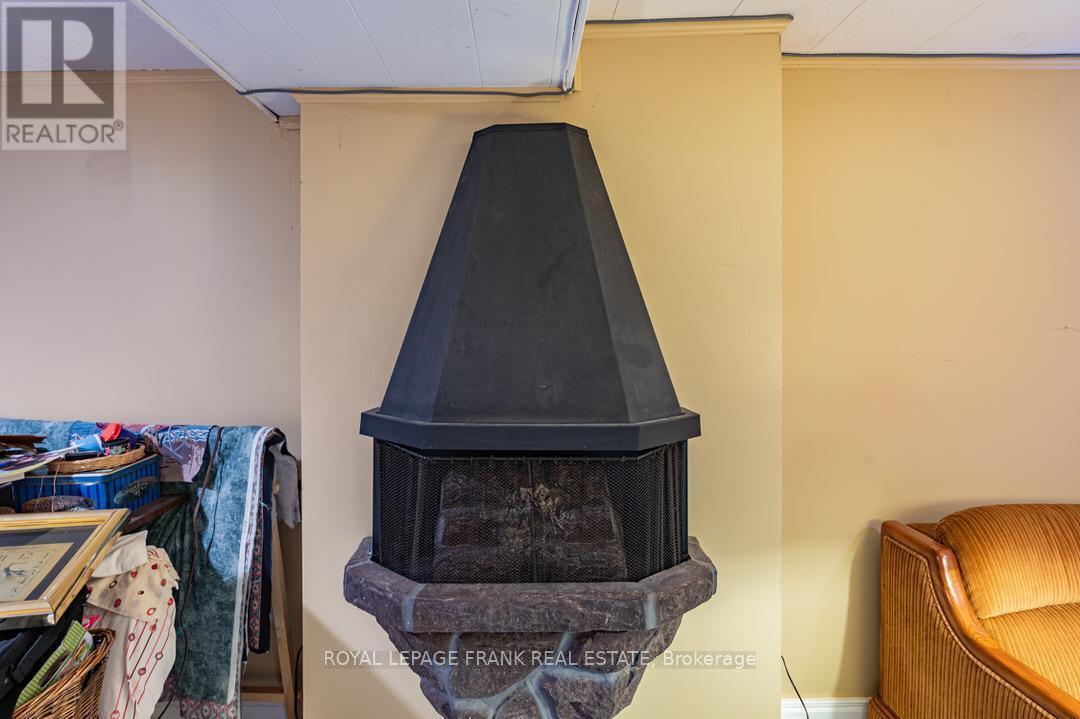 












872 WESTERN AVENUE

,
Peterborough (Otonabee Ward 1),




Ontario
K9J5V9

