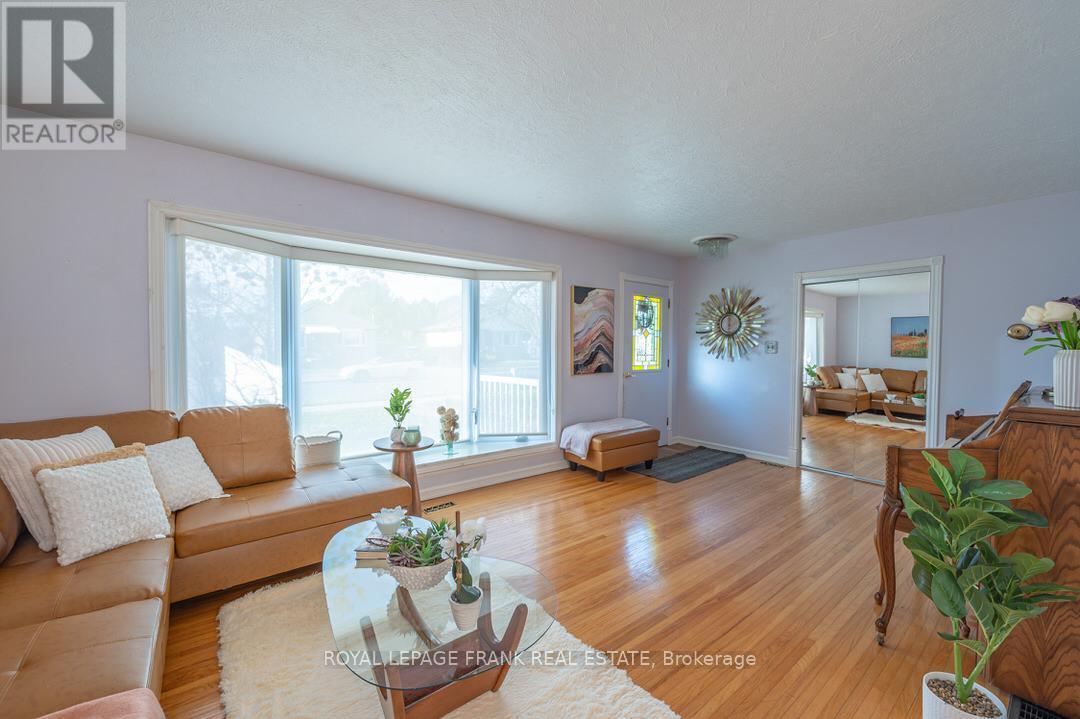 












872 WESTERN AVENUE

,
Peterborough (Otonabee Ward 1),




Ontario
K9J5V9

