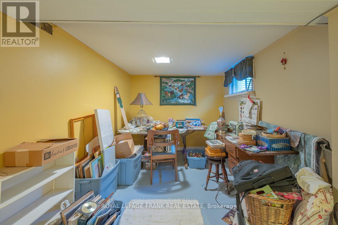 












872 WESTERN AVENUE

,
Peterborough (Otonabee Ward 1),




Ontario
K9J5V9

