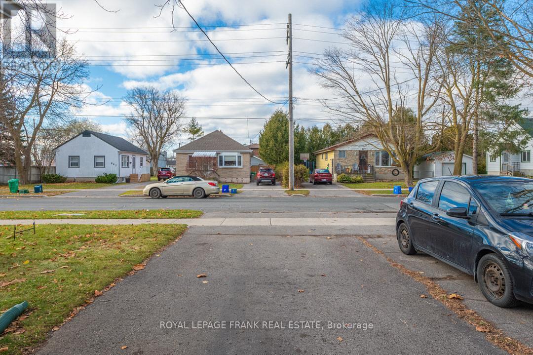 












872 WESTERN AVENUE

,
Peterborough (Otonabee Ward 1),




Ontario
K9J5V9

