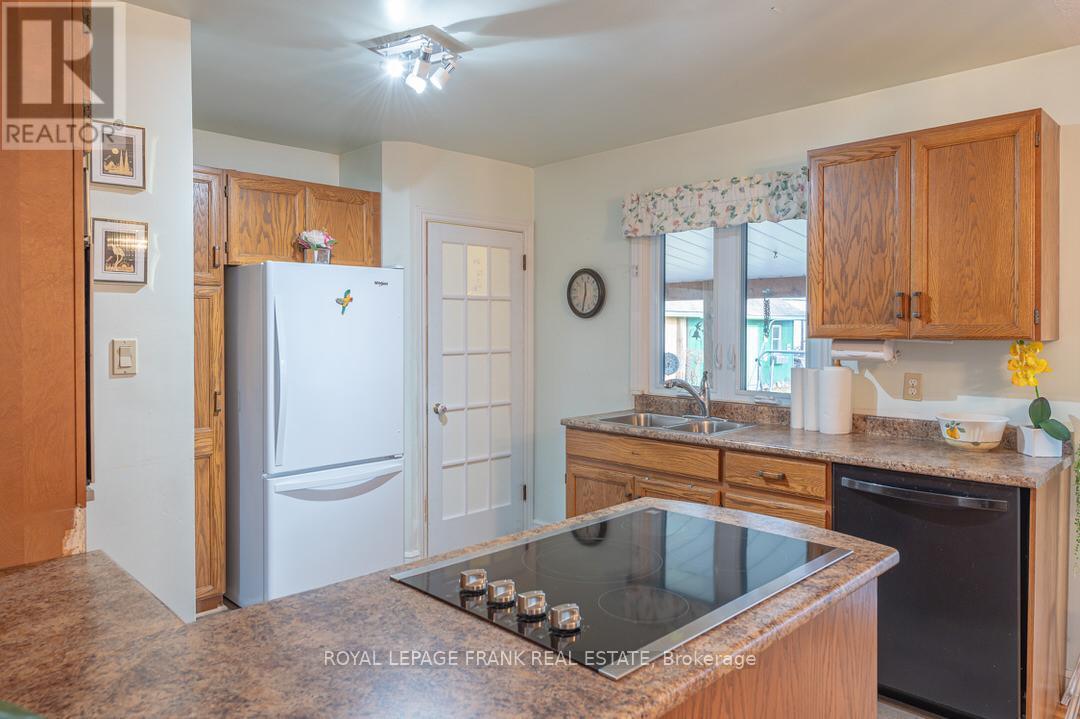 












872 WESTERN AVENUE

,
Peterborough (Otonabee Ward 1),




Ontario
K9J5V9

