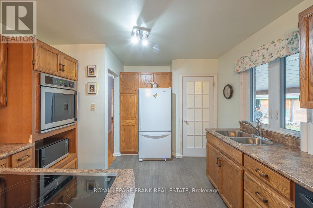 












872 WESTERN AVENUE

,
Peterborough (Otonabee Ward 1),




Ontario
K9J5V9

