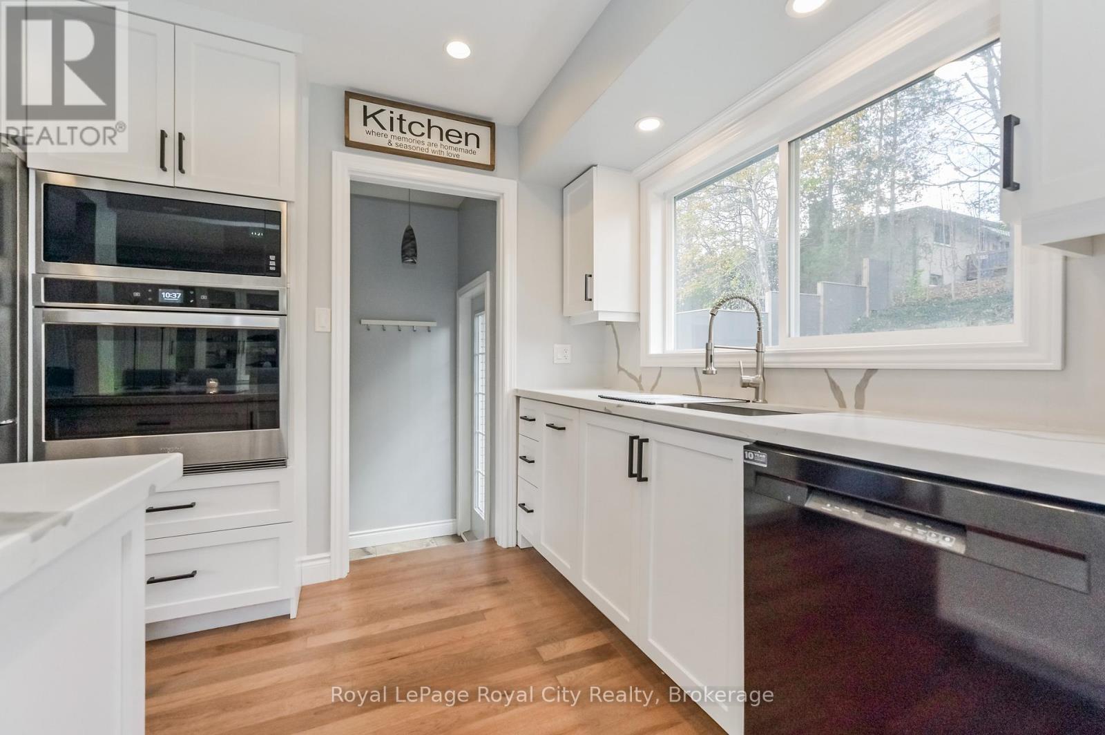 












670 FERRIER STREET

,
Centre Wellington (Fergus),




Ontario
N1M1W8

