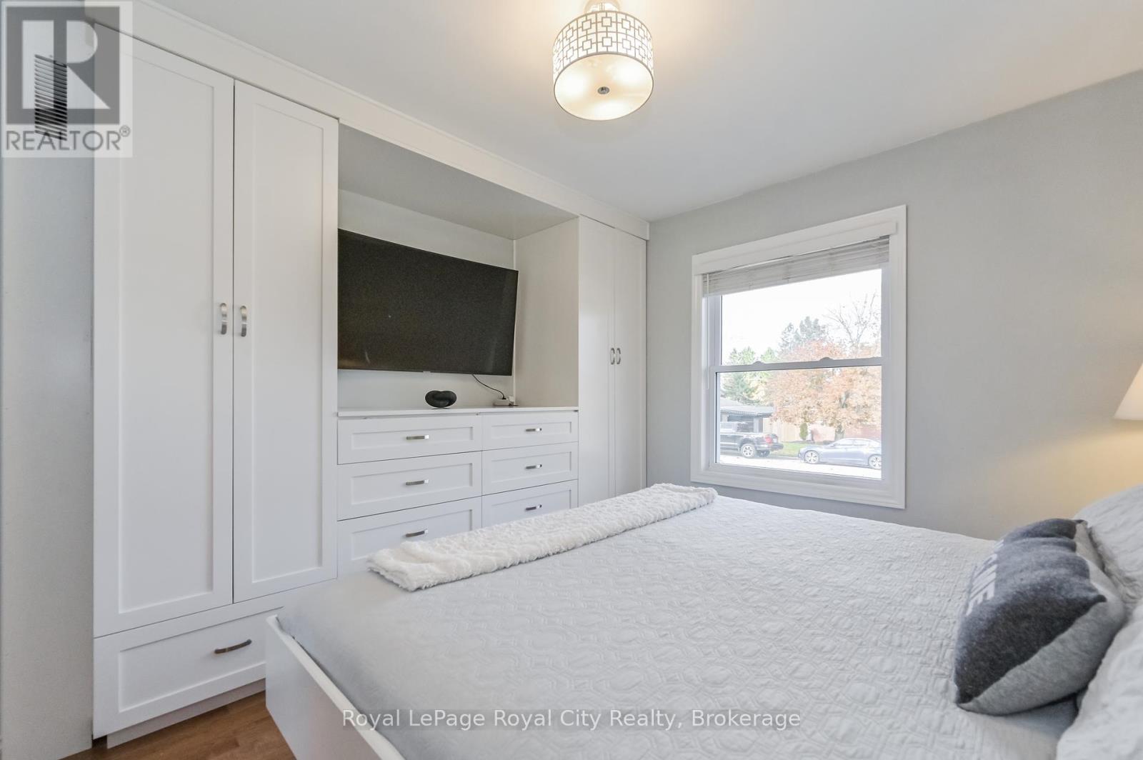 












670 FERRIER STREET

,
Centre Wellington (Fergus),




Ontario
N1M1W8

