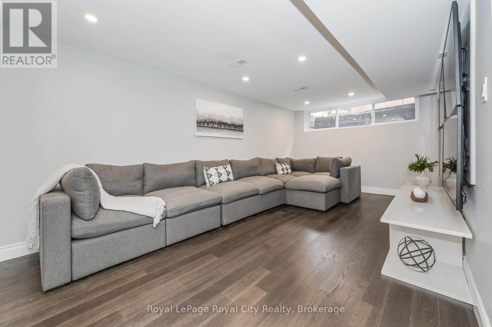 












670 FERRIER STREET

,
Centre Wellington (Fergus),




Ontario
N1M1W8

