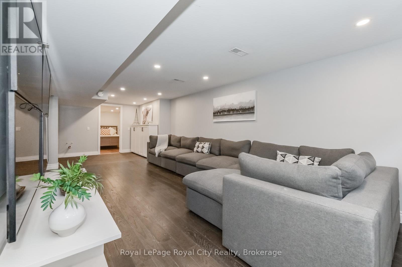 












670 FERRIER STREET

,
Centre Wellington (Fergus),




Ontario
N1M1W8

