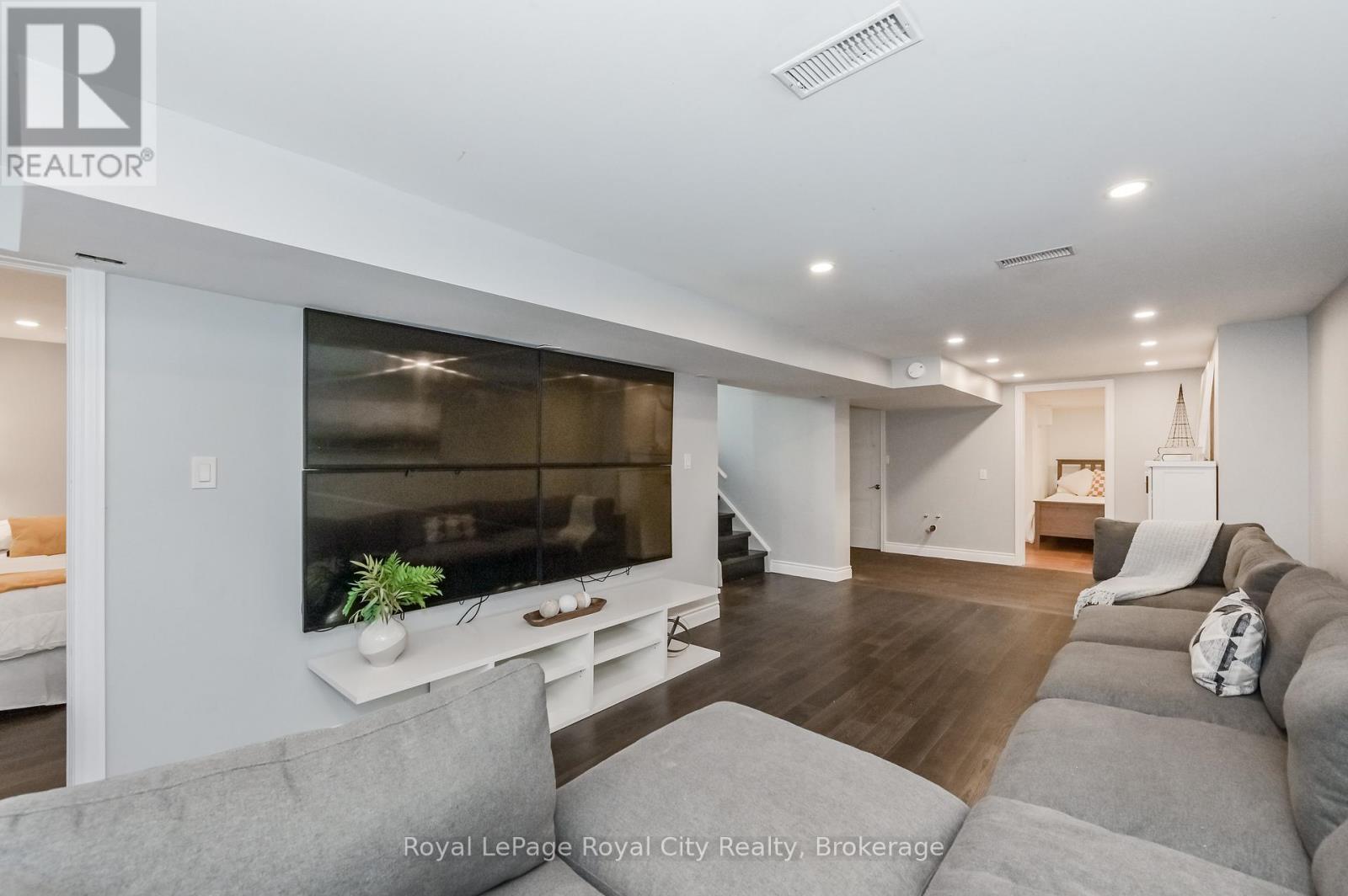 












670 FERRIER STREET

,
Centre Wellington (Fergus),




Ontario
N1M1W8

