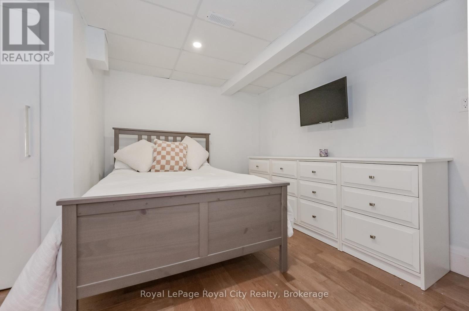 












670 FERRIER STREET

,
Centre Wellington (Fergus),




Ontario
N1M1W8

