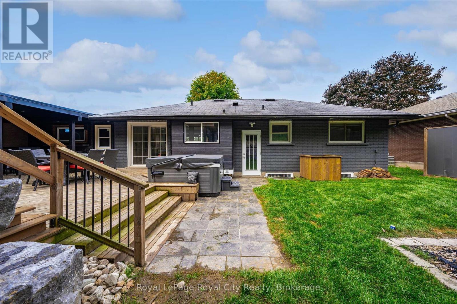 












670 FERRIER STREET

,
Centre Wellington (Fergus),




Ontario
N1M1W8

