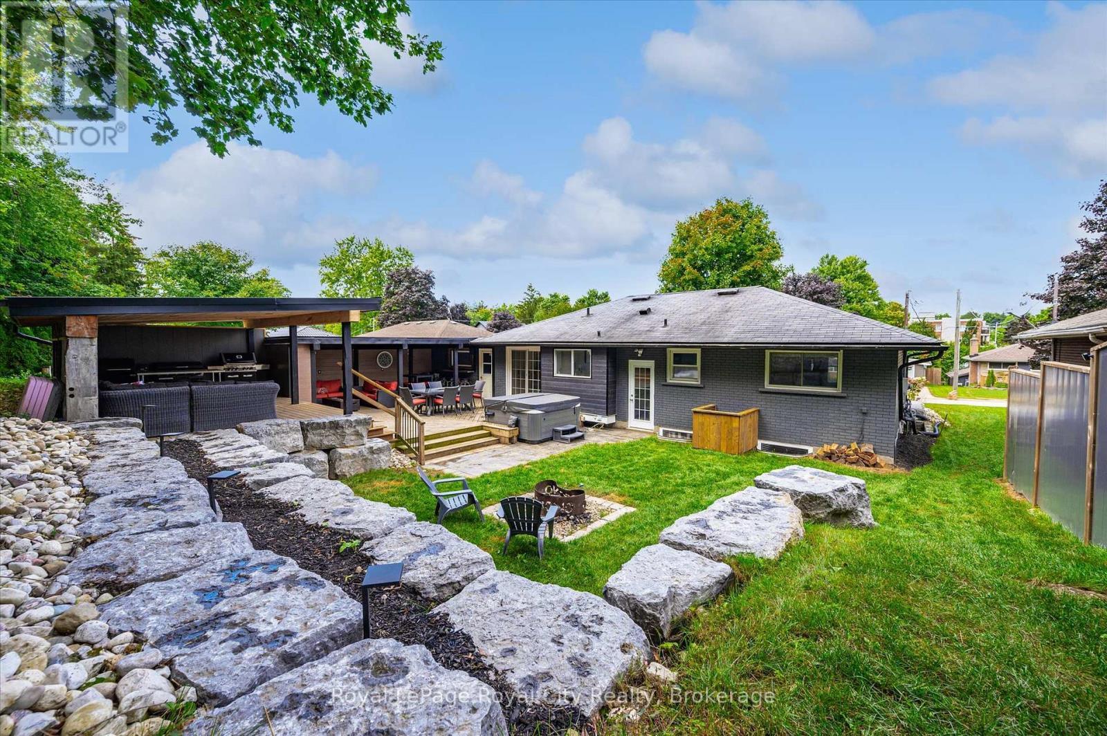 












670 FERRIER STREET

,
Centre Wellington (Fergus),




Ontario
N1M1W8

