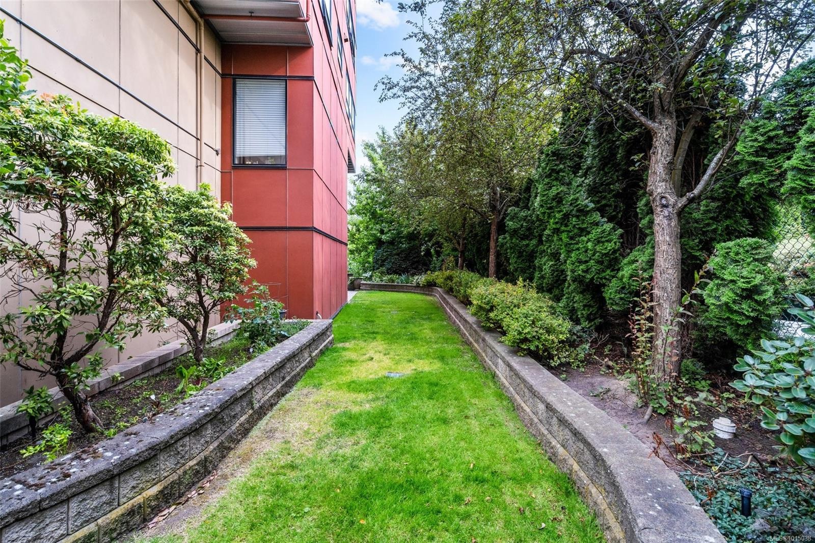 









870


Short

St, 403,
Saanich,




BC
V8X 2V5


