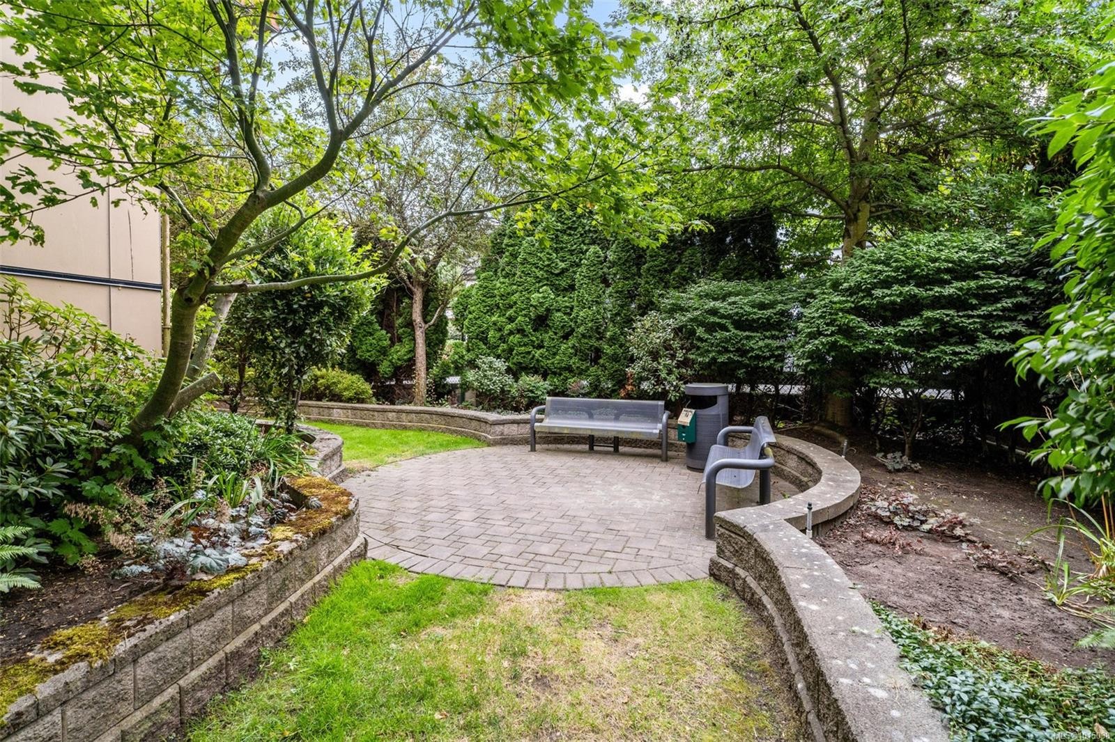 









870


Short

St, 403,
Saanich,




BC
V8X 2V5

