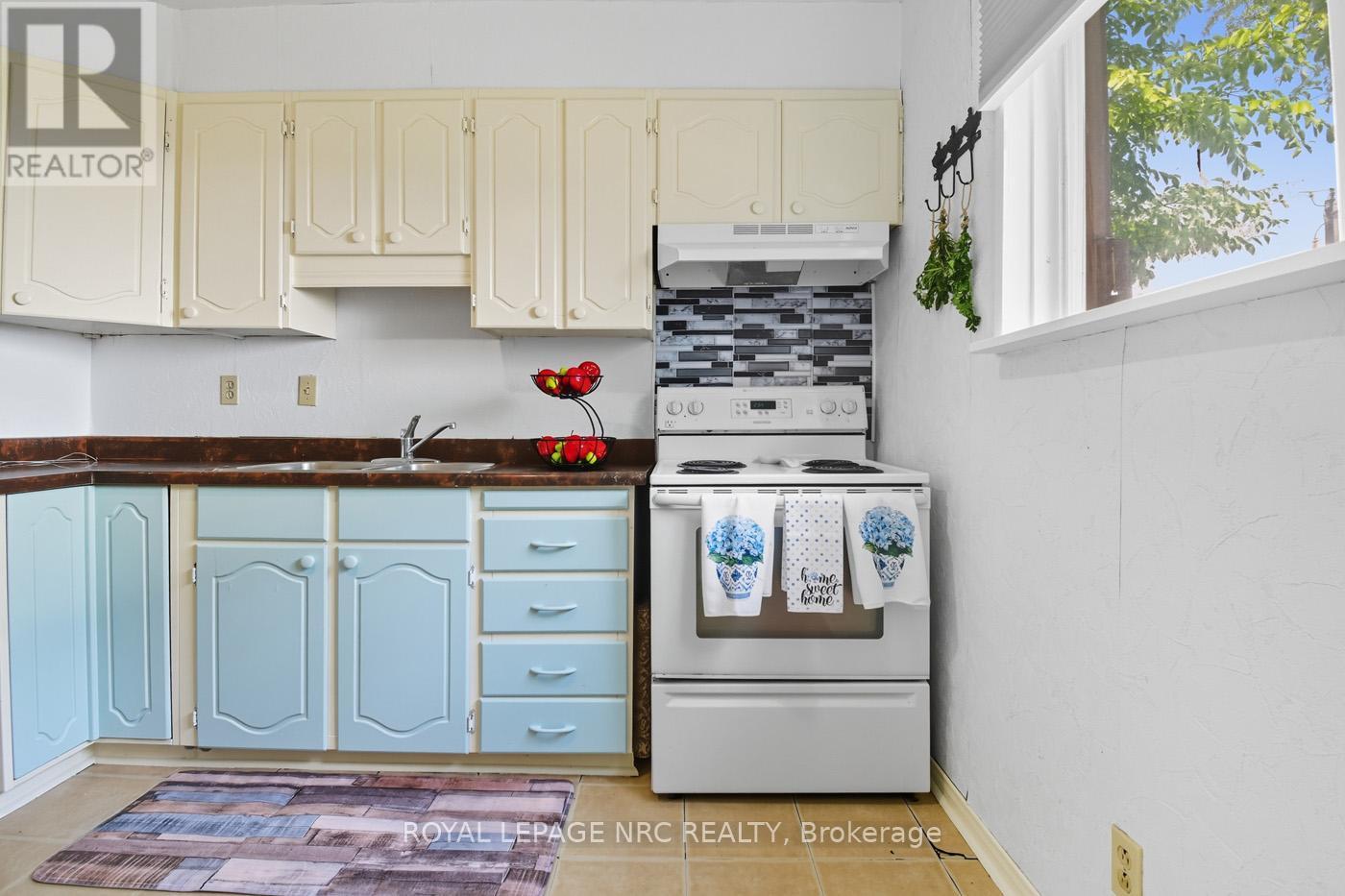 












52 WILEY STREET

,
St. Catharines (Downtown),




Ontario
L2R4G2

