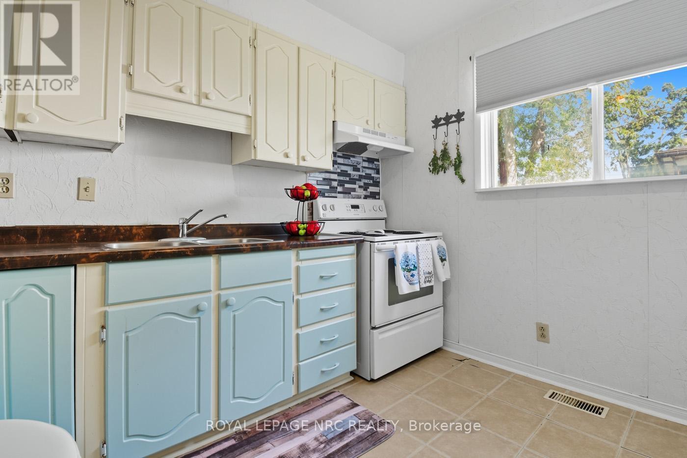 












52 WILEY STREET

,
St. Catharines (Downtown),




Ontario
L2R4G2

