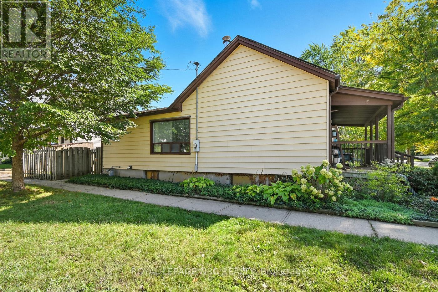 












52 WILEY STREET

,
St. Catharines (Downtown),




Ontario
L2R4G2

