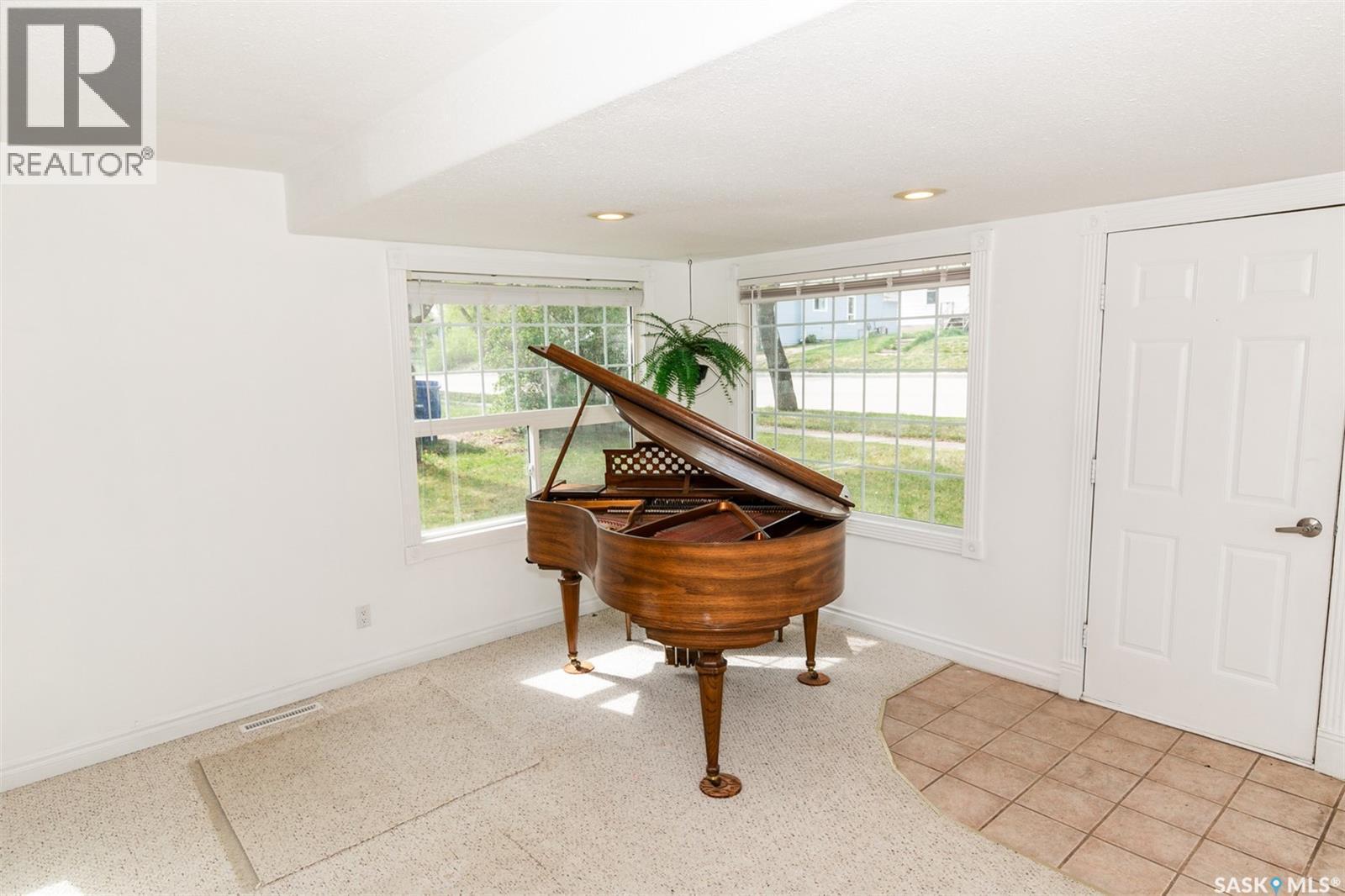 












632 Saskatchewan AVENUE

,
Kerrobert,




Saskatchewan
S0L1R0

