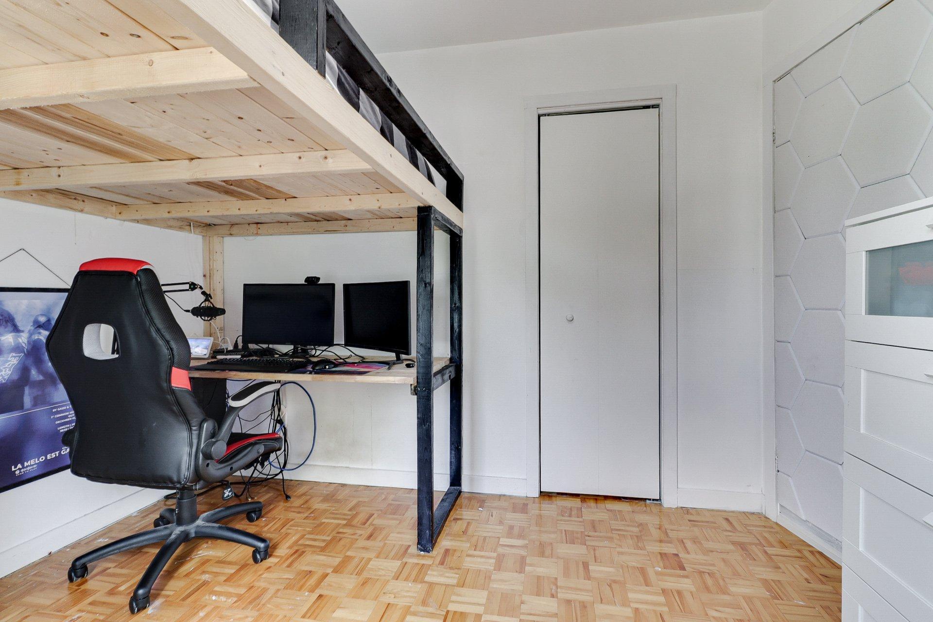 









160


Rue Deguire

,
Repentigny (Le Gardeur),




QC
J5Z4M1

