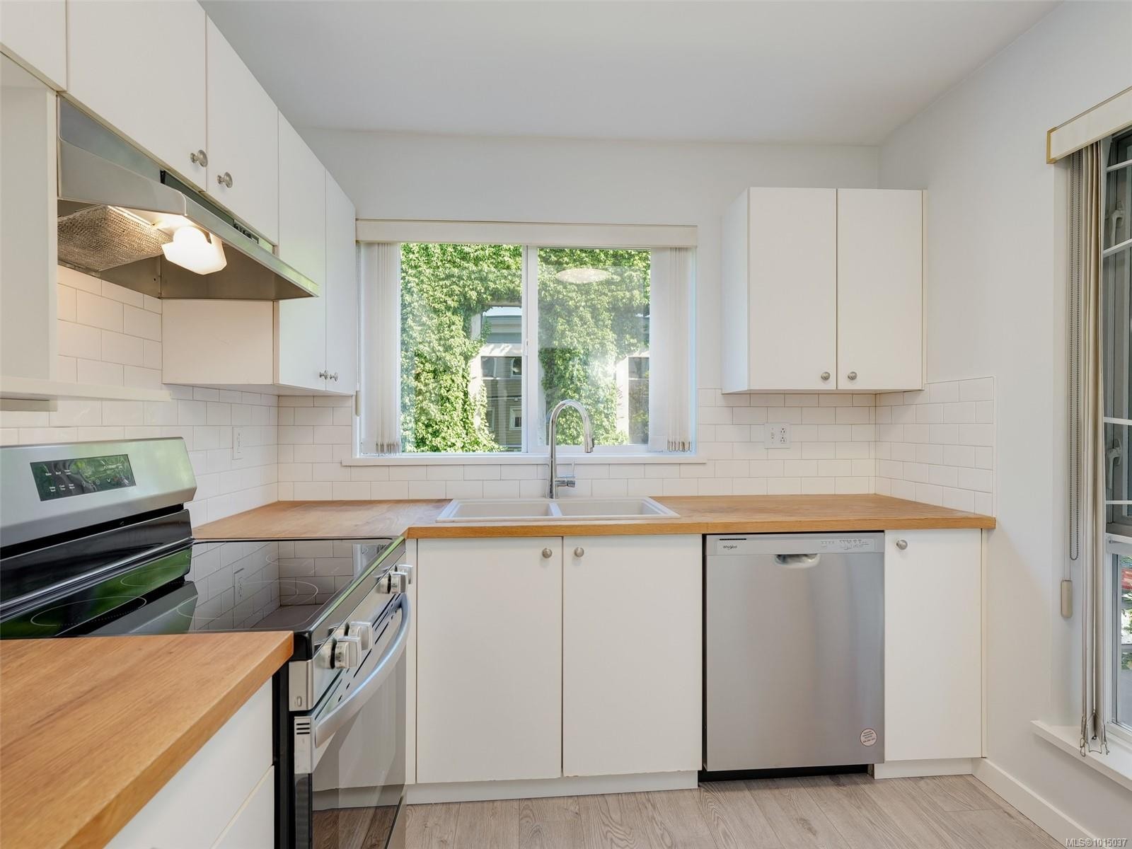 









649


Bay

St, 304,
Victoria,




BC
V8T 5H8

