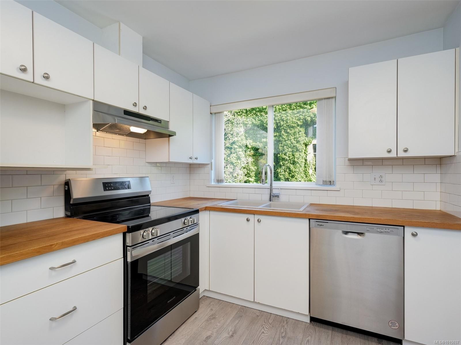 









649


Bay

St, 304,
Victoria,




BC
V8T 5H8

