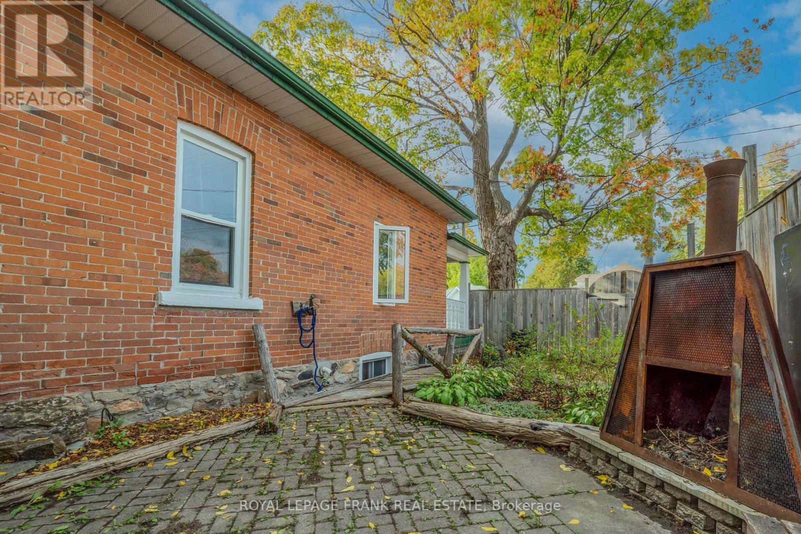 












7 DURHAM STREET W

,
Kawartha Lakes (Lindsay),




Ontario
K9V2P3

