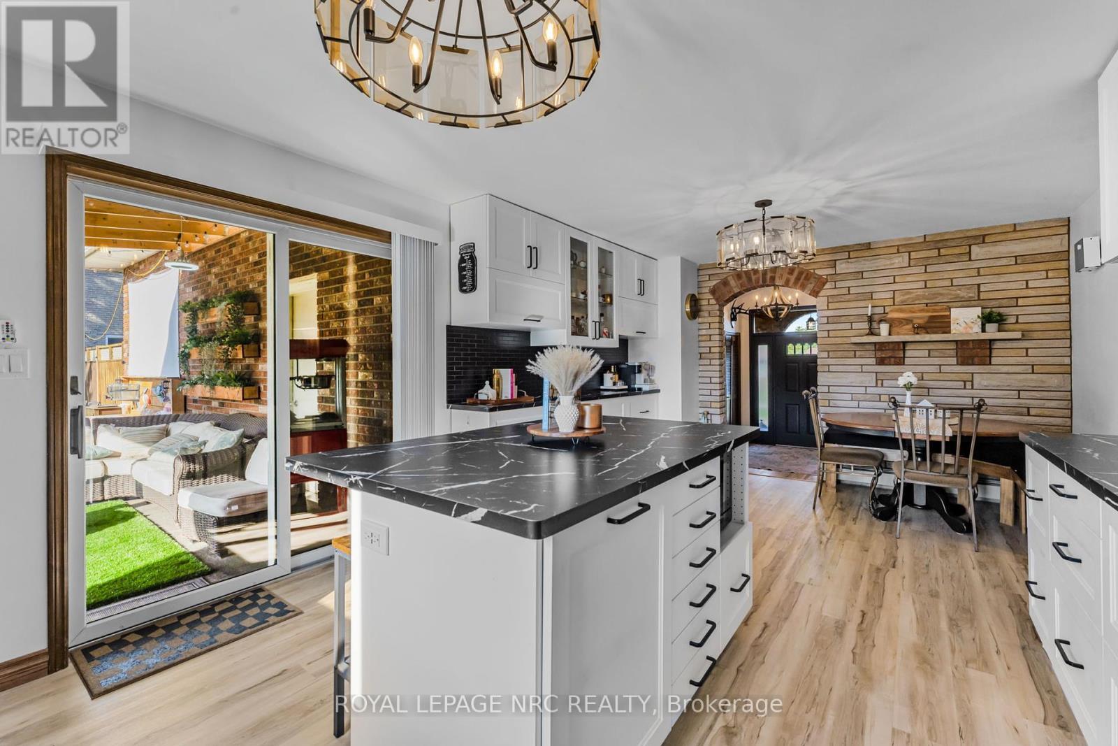 












15 OXFORD BOULEVARD

,
Port Colborne (Main Street),




Ontario
L3K5C8

