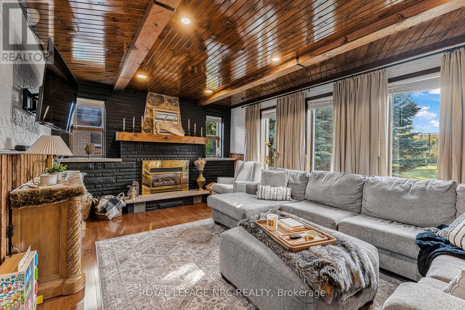 












15 OXFORD BOULEVARD

,
Port Colborne (Main Street),




Ontario
L3K5C8

