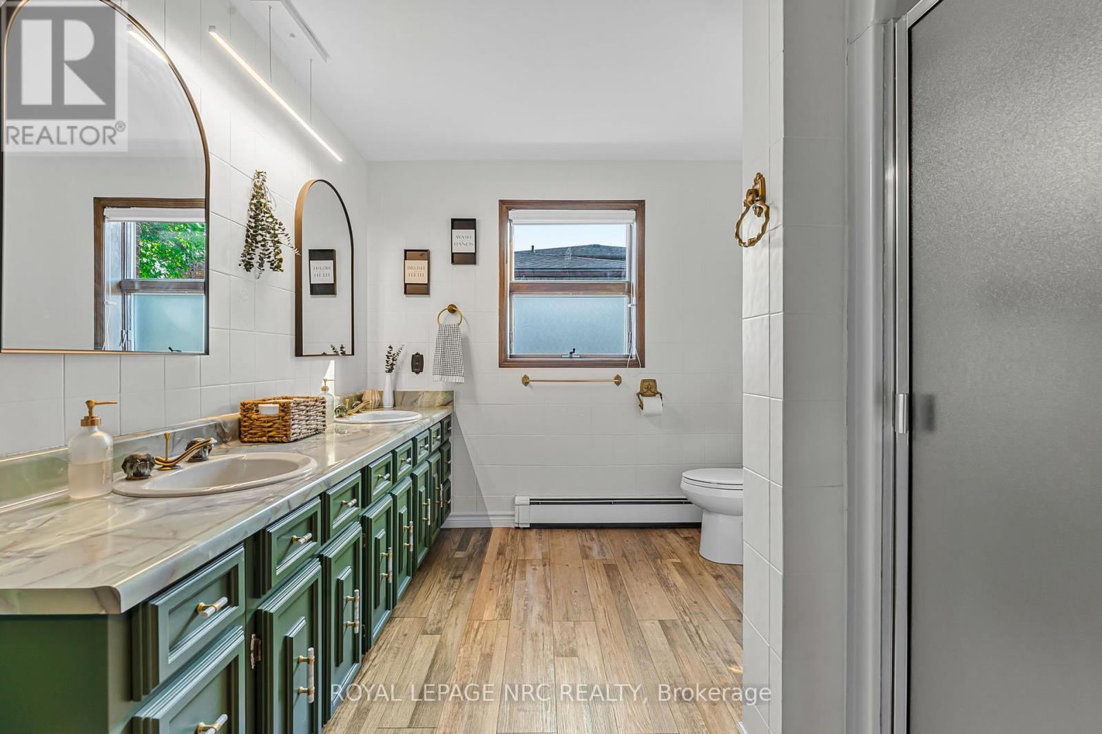 












15 OXFORD BOULEVARD

,
Port Colborne (Main Street),




Ontario
L3K5C8

