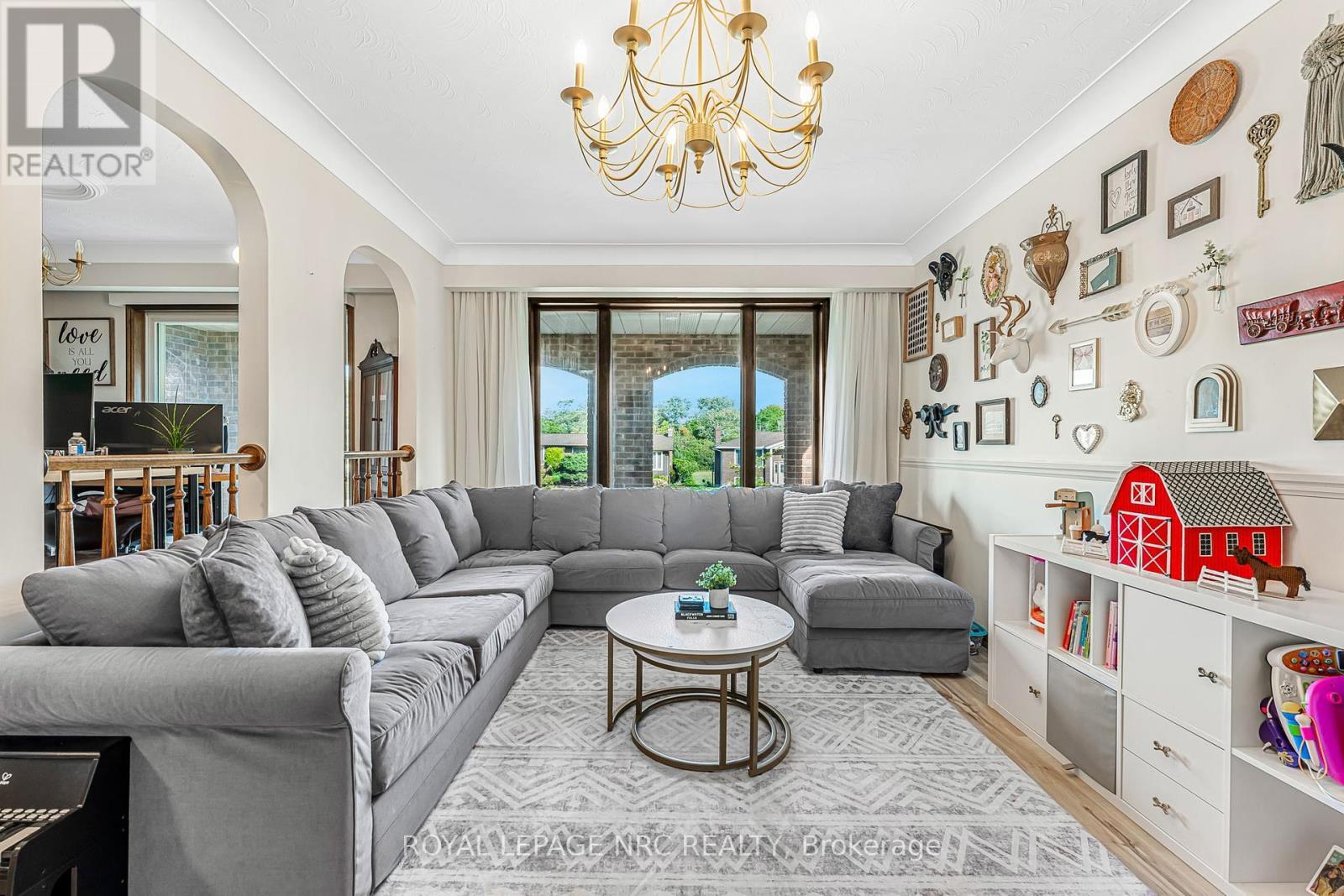 












15 OXFORD BOULEVARD

,
Port Colborne (Main Street),




Ontario
L3K5C8

