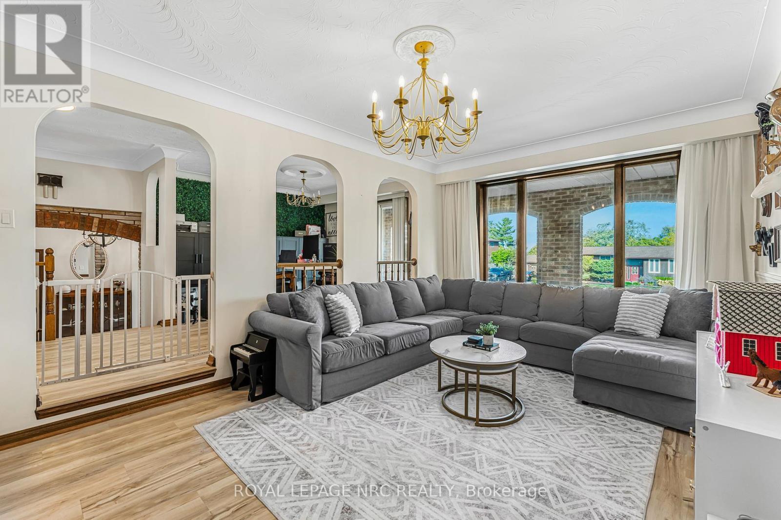 












15 OXFORD BOULEVARD

,
Port Colborne (Main Street),




Ontario
L3K5C8

