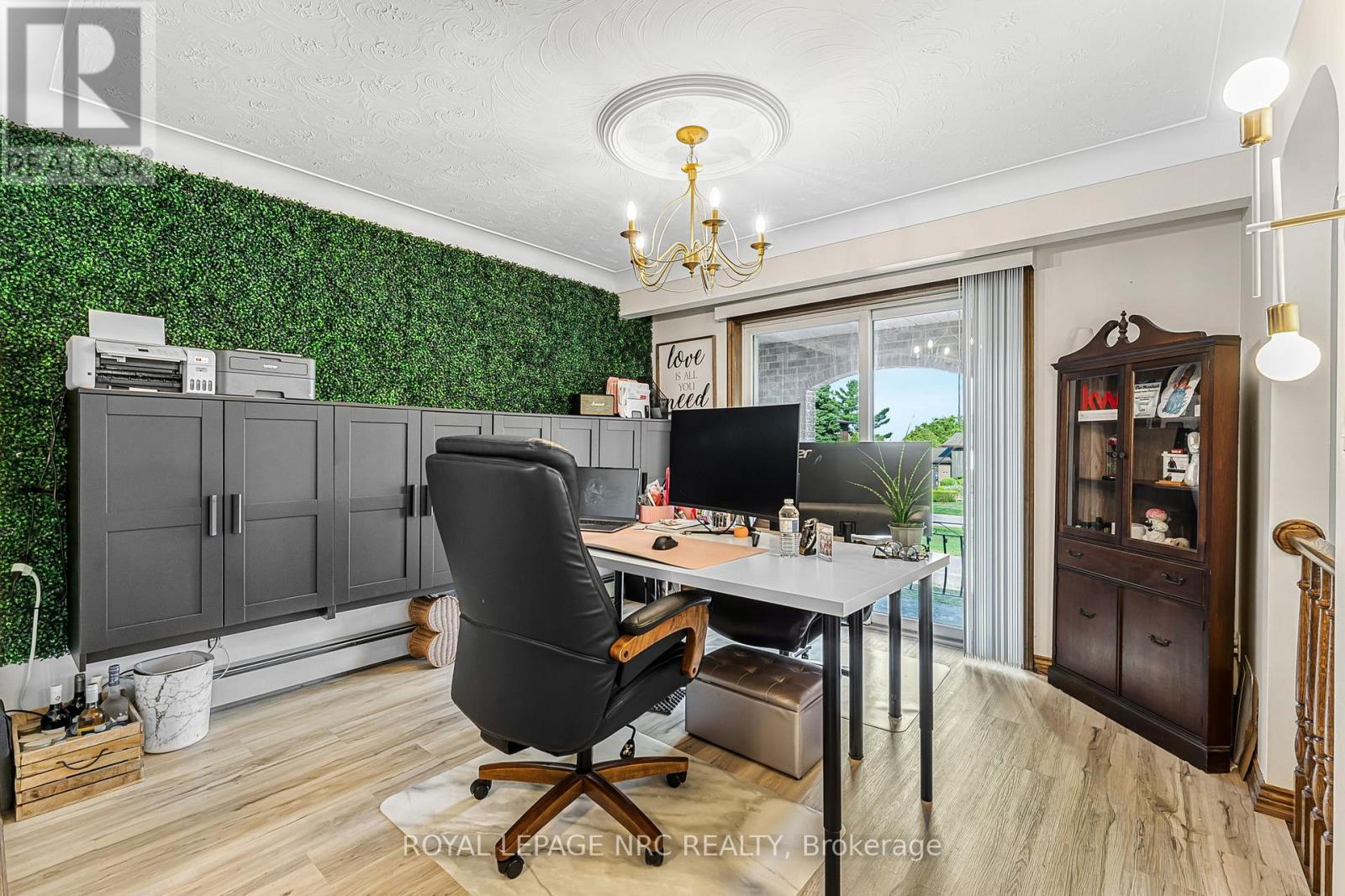 












15 OXFORD BOULEVARD

,
Port Colborne (Main Street),




Ontario
L3K5C8

