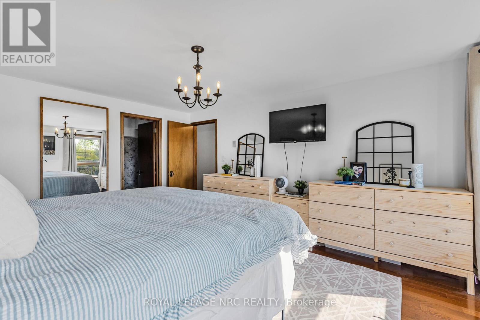 












15 OXFORD BOULEVARD

,
Port Colborne (Main Street),




Ontario
L3K5C8

