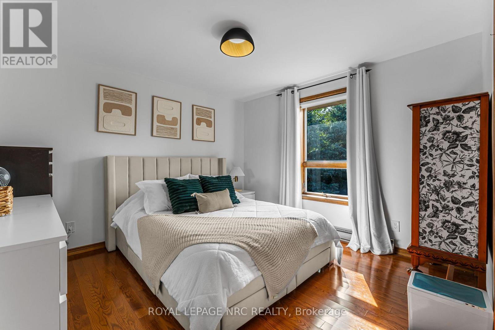 












15 OXFORD BOULEVARD

,
Port Colborne (Main Street),




Ontario
L3K5C8

