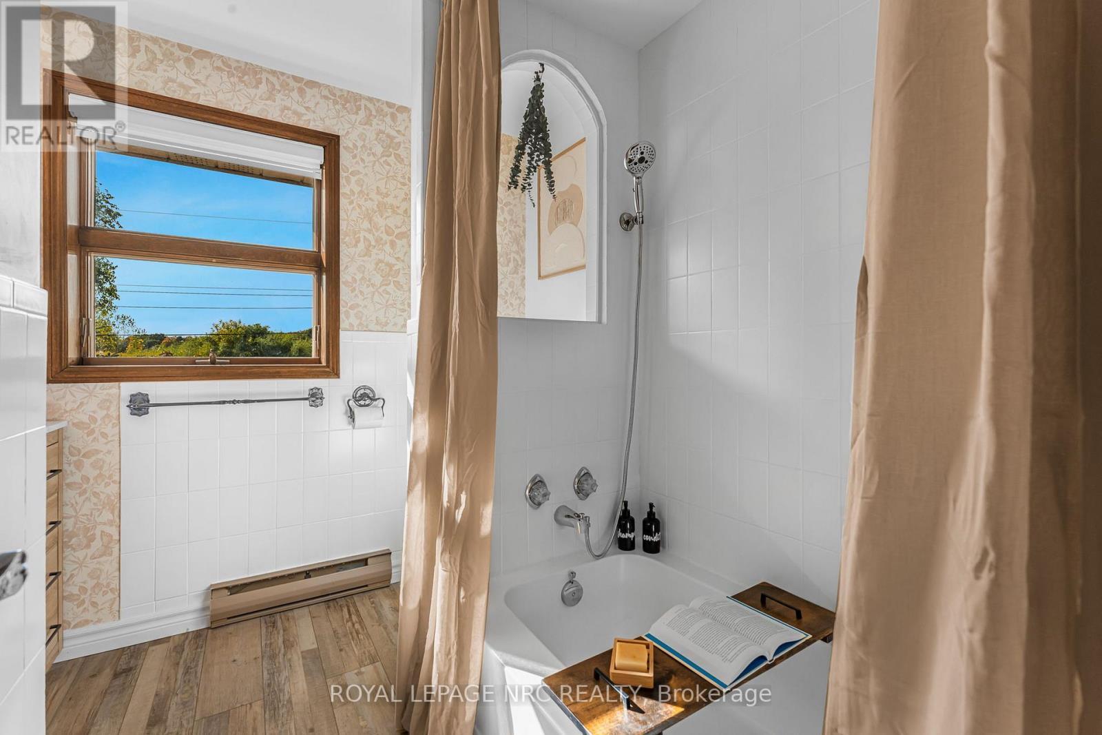 












15 OXFORD BOULEVARD

,
Port Colborne (Main Street),




Ontario
L3K5C8

