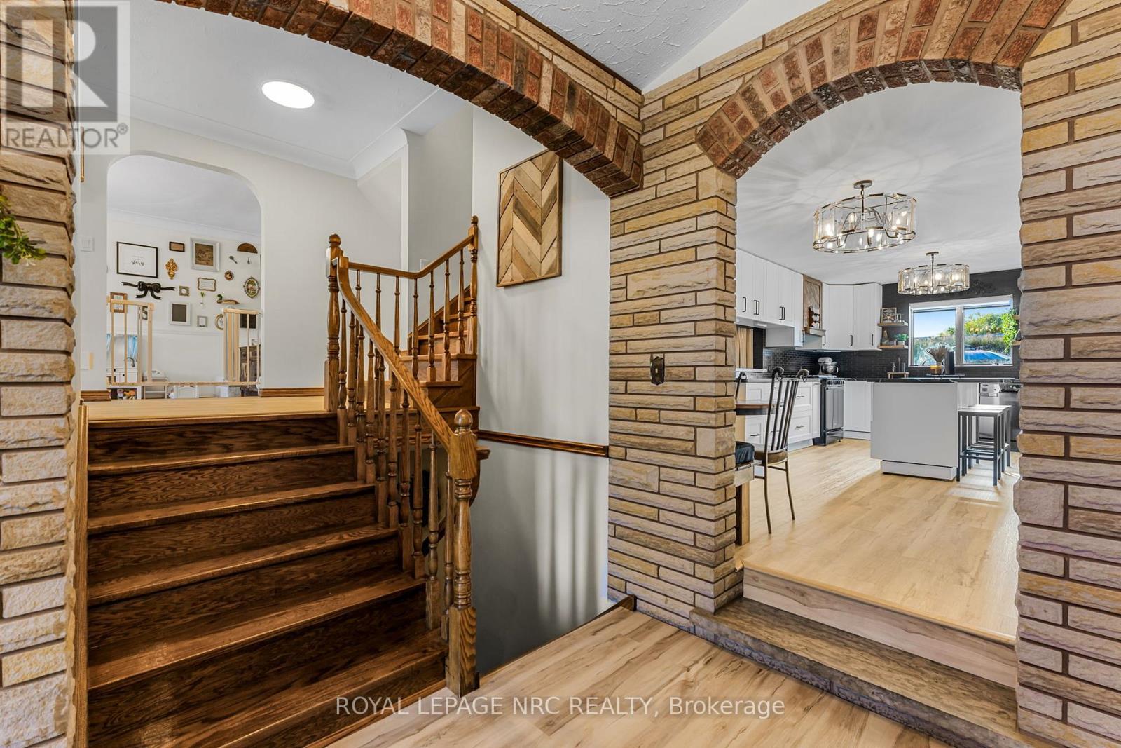 












15 OXFORD BOULEVARD

,
Port Colborne (Main Street),




Ontario
L3K5C8

