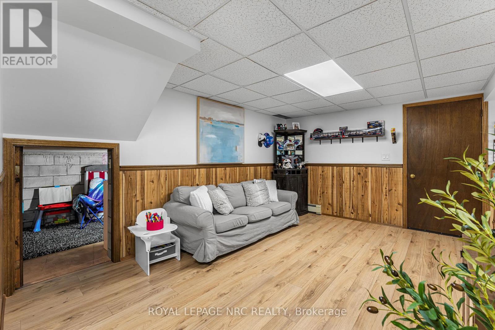 












15 OXFORD BOULEVARD

,
Port Colborne (Main Street),




Ontario
L3K5C8

