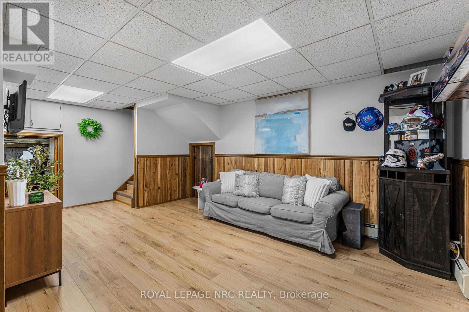 












15 OXFORD BOULEVARD

,
Port Colborne (Main Street),




Ontario
L3K5C8

